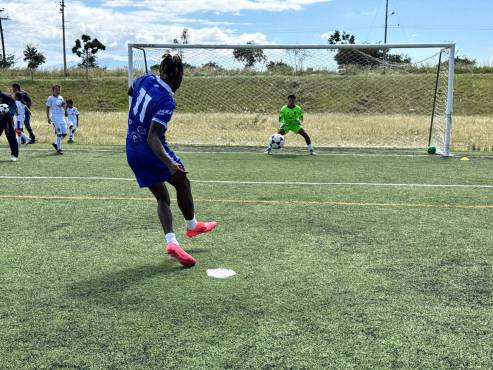 La alegría de un joven portero al ser entrenado por Alberth Elis y otros futbolistas de la Selección de Honduras