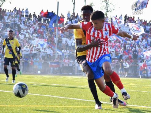 José Mario Pinto maneja la esférica ante la marca de un jugador del Génesis en Charlotte.