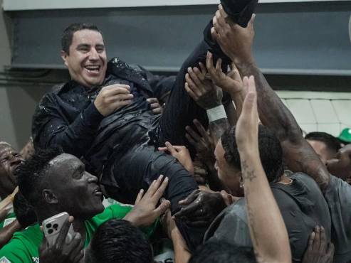 Se arma la polémica: Jorge Luis Pinto atiza contra el mexicano Efraín Juárez y lo tilda de “borracho”