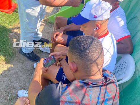 Mientras tanto, Edwin Rodríguez y José Mendoza viendo el City-Madrid. FOTOS_ Neptalí Romero.