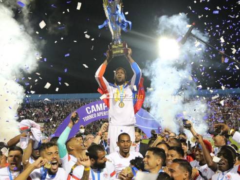 Bajo el mando de Pedro Troglio, Olimpia levantó su copa 37 de la Liga Nacional de Honduras. FOTOS: Mauricio Ayala | David Romero | Andro Rodríguez.
