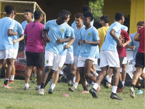 El primer lunes de cada mes, José Valladares evalúa a nuevos talentos en la sede del Real España, así identifica jugadores para las diferentes categorías del club.