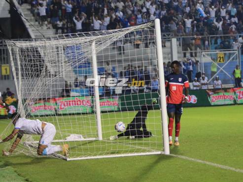 Los defensas de Cuba no alcanzaron el balón en la definición el Choco Lozano. FOTOS: David Romero | Mauricio Ayala | Andro Rodríguez.