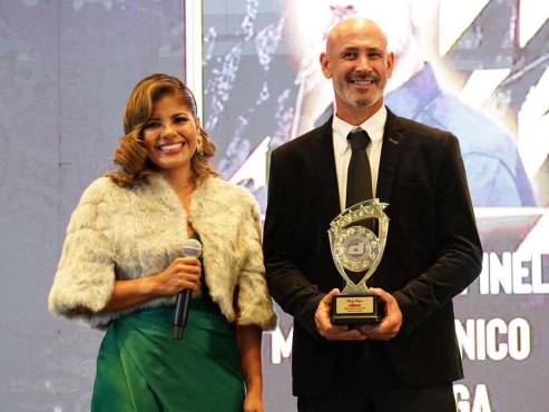 Eduardo Espinel, recibió el premio como Mejor Entrenador del Año, de manos de Tania Lozano, gerente de Mercadeo de Banco LAFISE. Fotos: David Romero
