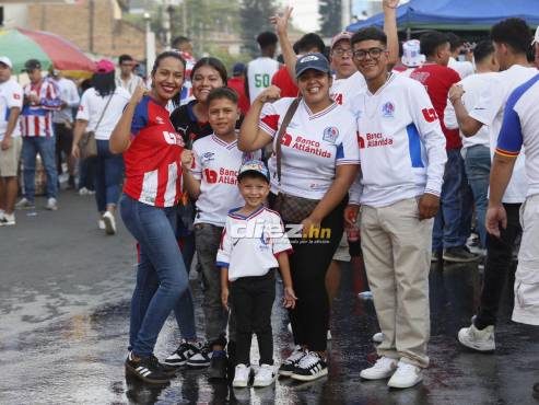El LENTE DIEZ presente afuera del estadio Nacional de Tegucigalpa. ¡Fiesta olimpista! FOTOS: Mauricio Ayala | Marvin Salgado.