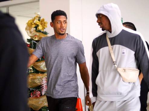 Choco Lozano y Bryan Róchez llegaron hoy a Honduras para sumarse a la bicolor. FOTOS: Mauricio Ayala.