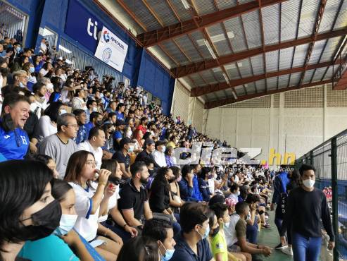 Espectacular llenazo de la afición apoyando a Honduras en la final ante Costa Rica. Foto Marcos Roque.