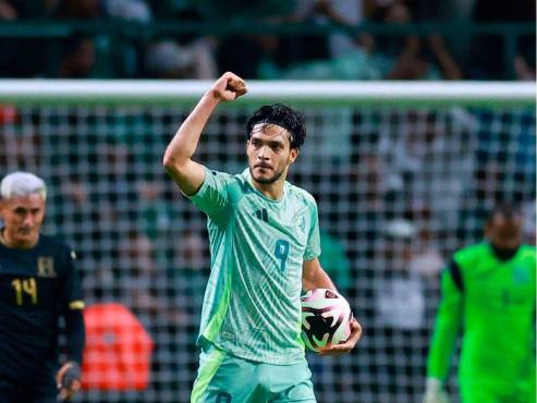 Raúl Jiménez descontó sobre el final del primer tiempo.