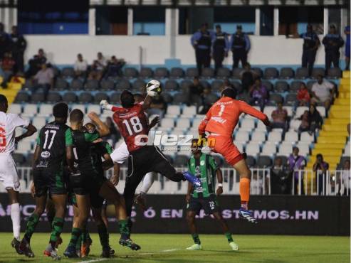 La evidente mano de Solani Solano en el gol de Olimpia ante Juticalpa FC. FOTO: Marvin Salgado.