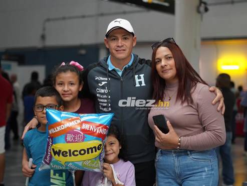 A Francisco Martínez lo fue a recoger su familia al aeropuerto. FOTOS: Mauricio Ayala.