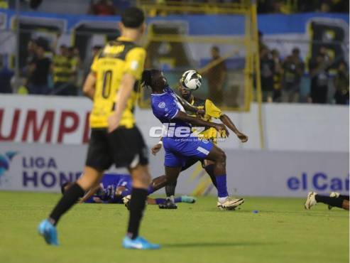 Héctor Aranda domina el balón ante la marca de Darixon Vuelto. Mauricio Ayala | Neptalí Romero.