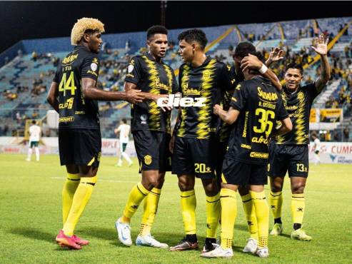 Así celebró Real España el gol ante Juticalpa FC en el Morazán. FOTOS: NEPTALÍ ROMERO | MAURICIO AYALA | JEFRED RAMÍREZ.
