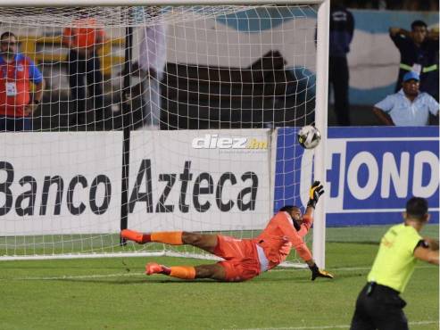 El penal atajado por Édrick Menjívar en disparo de Agustín Auzmendi en el clásico. FOTOS: David Romero | Andro Rodríguez | Mauricio Ayala.