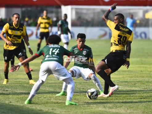 Carlos Small domina la esférica ante las marcas de Javier Arriaga e Isaac Castillo. FOTO: Héctor Edú.
