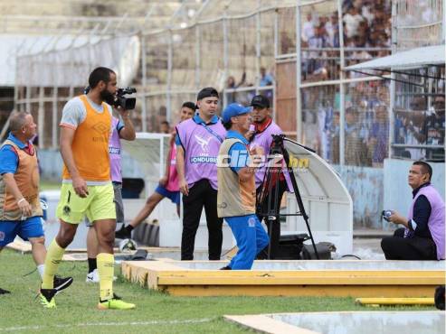 Pedro Troglio mostró las ocho copas a los aficionados del Victoria en La Ceiba. FOTO: Esaú Ocampo.