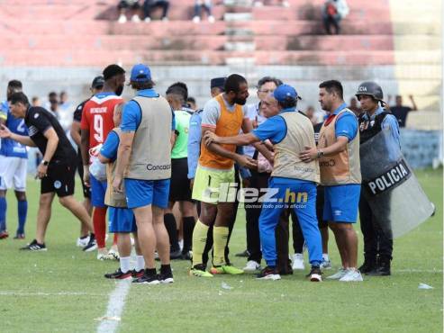 Troglio perdió los estribos en pleno choque entre Victoria vs Olimpia. FOTO: Esaú Ocampo.