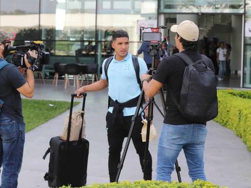 Chirinos mientras atendí a nuestro periodista Víctor Bustillo en Palmerola. FOTO: Estalin Irías.