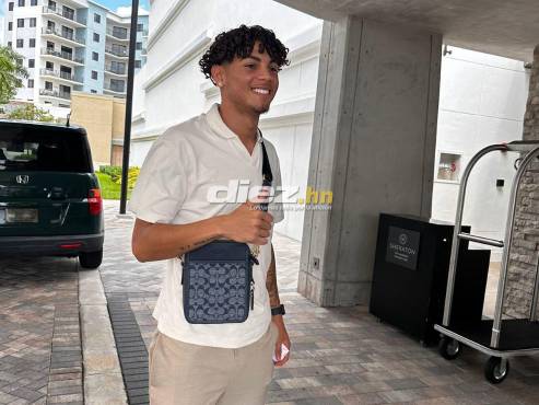 Sonriente y con mucha emoción David Ruiz arribó al hotel de concentración de la Bicolor. FOTO: Jenny Fernández.