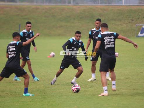 Marcelo Santos marca a Carlos Argueta en un rondo en el CAR. FOTO: Andro Rodríguez.