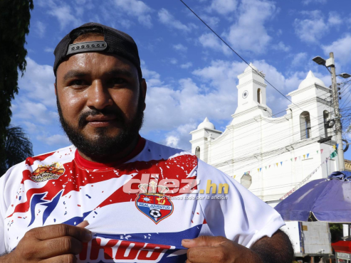 Desde tempranas horas la afición del Real Juventud comenzó el ambiente en los alrededores del Estadio Argelio Sabillón. FOTO: Neptalí Romero.
