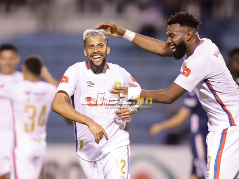 Gabriel Araújo celebra uno de los tres goles de Olimpia ante Motagua en el Olímpico Metropolitano.
