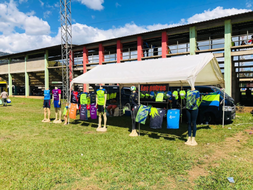 Así está el ambiente en las inmediaciones del Estadio Rubén Guifarro de Catacamas.