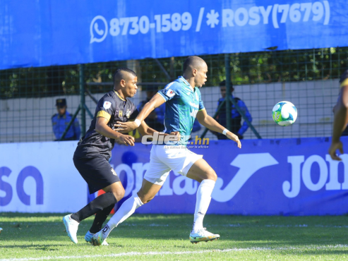 Edis Ibarguen recibe la marca de Sebastián Paredes en el Estadio Yankel Rosenthal. FOTO: Neptalí Romero.