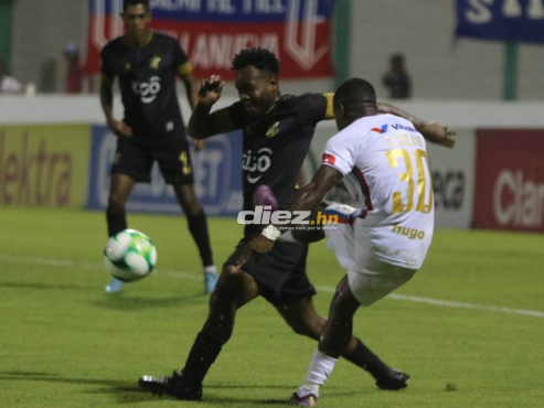 Olimpia ha buscado el tanto llegando desde las bandas, pero la zona baja del Honduras Progreso ha estado atenta. FOTO: Álex Pérez.
