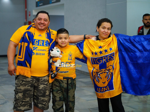 José Luis Benítez, Cristiano Hernández y Ana Luisa no escondieron su amor por Tigres de México. Mauricio Ayala.