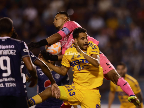 Marlon Licona contiene el balón en acción peligrosa de Tigres en el marco del Motagua.