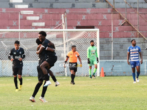 Así festejó Bryan Castillo el segundo gol del Honduras Progreso ante Victoria. FOTO: Esaú Ocampo.