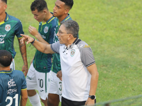 Salomón Nazar le da directrices a los jugadores del Marathón en el partido ante Real Sociedad. FOTO: Neptalí Romero.