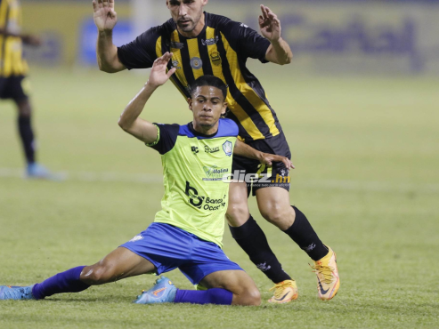 El volante del Olancho anotó el 0-2 de los “Potros” ante Real España en el Olímpico de San Pedro Sula. FOTO: Neptalí Romero.