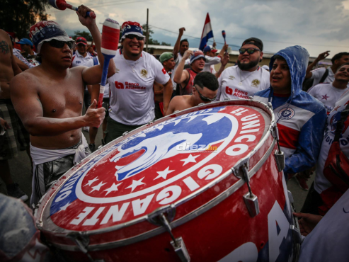 La locura de la Barra Ultra Fiel en el Estadio Carlos Miranda de Comayagua. FOTO: