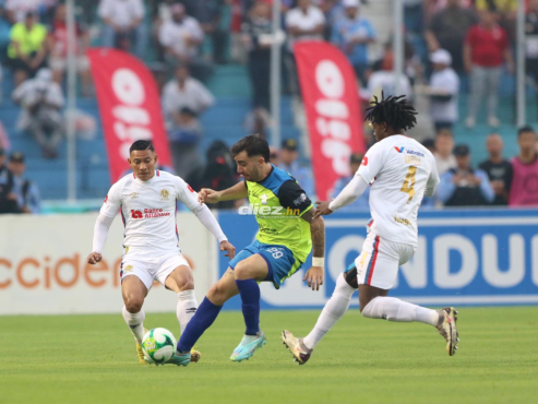 Carlos Sánchez y José García marcan a Agustín Auzmendi. FOTO: Andro Rodríguez.