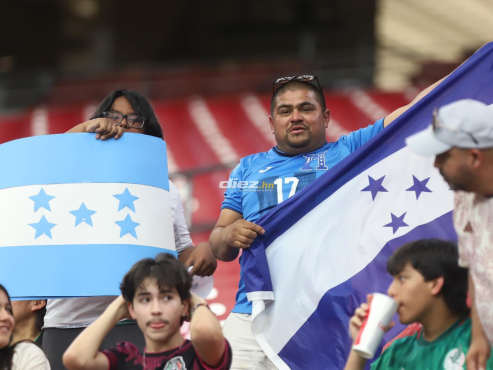 La bandera hondureña ya flamea en el interior del climatizado State Farm Stadium de Arizona. FOTO: Mauricio Ayala.