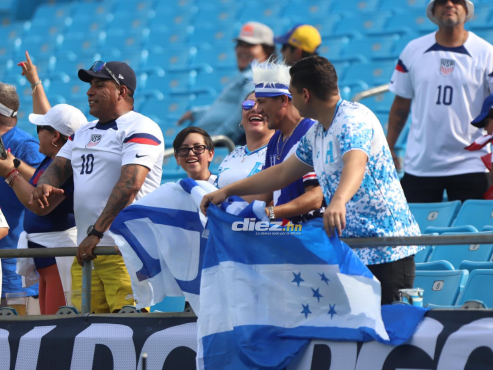 El ambiente empieza a encenderse en el Bank of América de Charlotte. Los catrachos apoyarán a la Bicolor. FOTO: Mauricio Ayala.