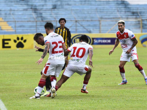 Mayron Flores cubre el balón ante la marca de dos jugadores de Real Estelí. FOTO: Héctor Edú.