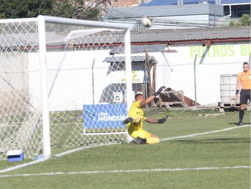 Denovan Torres observa la trayectoria del balón por encima del arco. FOTO: Álex Pérez.