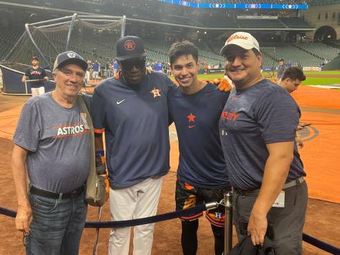 Mauricio Dubón y Luis Pedro compartieron antes del duelo de los Astros ante Chicago Cubs.