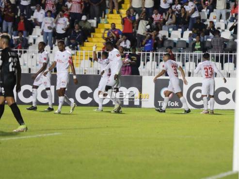 68’: ¡PALO! Yustin Arboleda manda la pelota al travesaño de Roberts. Se salvó el CAI de Panamá. José Mario Pinto asistió al cafetero.