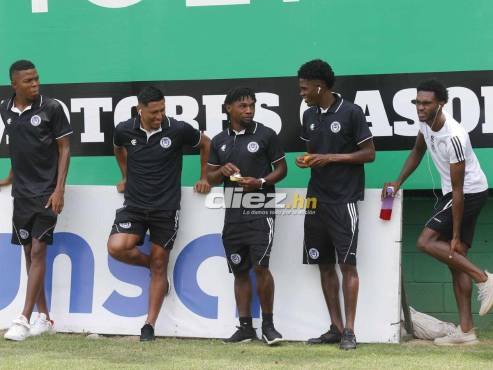 Los jugadores del Victoria hicieron el reconocimiento de cancha minutos antes de calentar previo al cotejo. FOTO: Neptalí Romero.