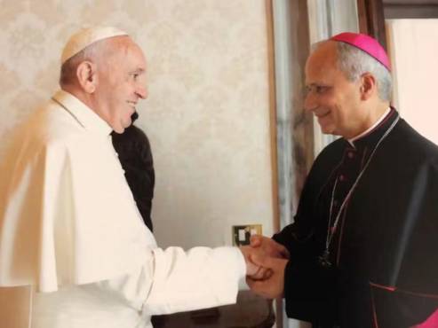El nuevo Papa, León XIV, en sus tiempos de Cardenal, saludando al Papa Francisco Q.D.D.G., cuando coincidieron en el Vaticano.