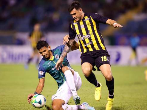 Luis Vega y Ramiro Rocca en una ardua labor en el partido de la primera vuelta.
