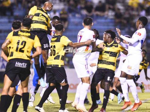 Jugadores de Olimpia y Real España forcejean en un tiro de esquina aurinegro. FOTOS: Mauricio Ayala | Héctor Edú | Neptalí Romero.