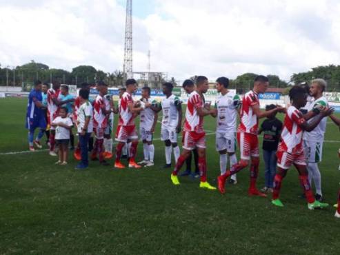 Plantilla del Platense y Vida se saludan minutos antes del arranque del partido.