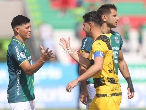 Chelito Martínez y Jhow Benavidez se saludan en el Yankel Rosenthal. FOTOS: Mauricio Ayala/Neptalí Romero.