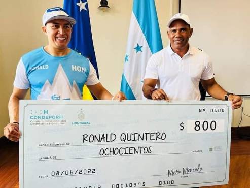 El atleta de 40 años, Ronald Quintero, permanecerá dos semanas en el país. Fue homenajeado en un acto impulsado por la Comisión Nacional de Deporte