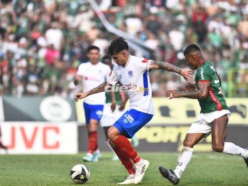 Chino López marca a André Orellana en la parte complementaria del clásico nacional. FOTOS: Mauricio Ayala | Héctor Edú | Neptalí Romero.