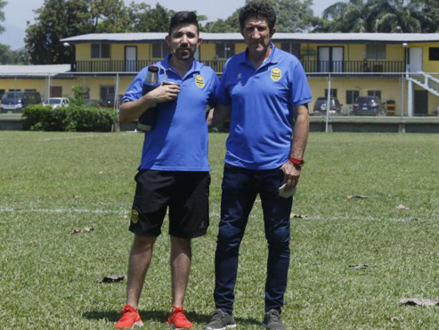 Eric y Héctor Vargas, padre e hijo, en la sede del Real España donde hasta ayer estuvieron vinculados.